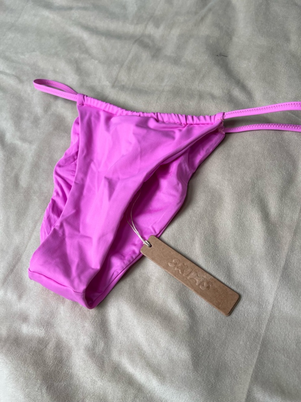 SKIMS 🩷 String Bikini Bottoms Neon Orchid Medium NWT - Picture 6 of 8